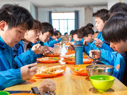 神木学生用餐