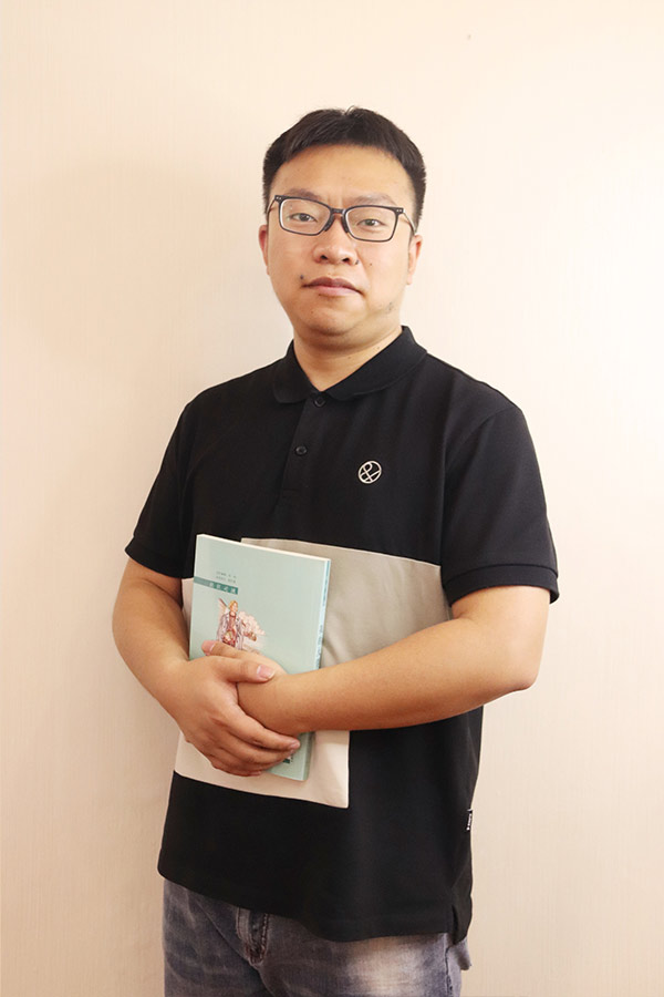 神木杨斌 本科学历，毕业于西安航空学院